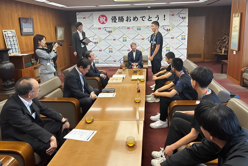 写真:挨拶をする選手