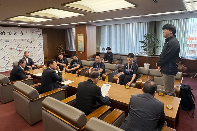 写真:挨拶をする吉村監督