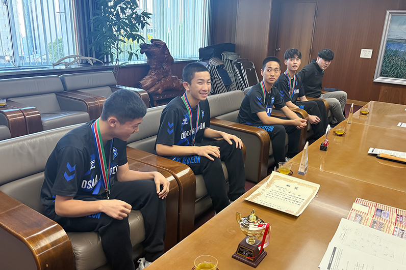 写真:椅子に座っている吉村監督と選手たち