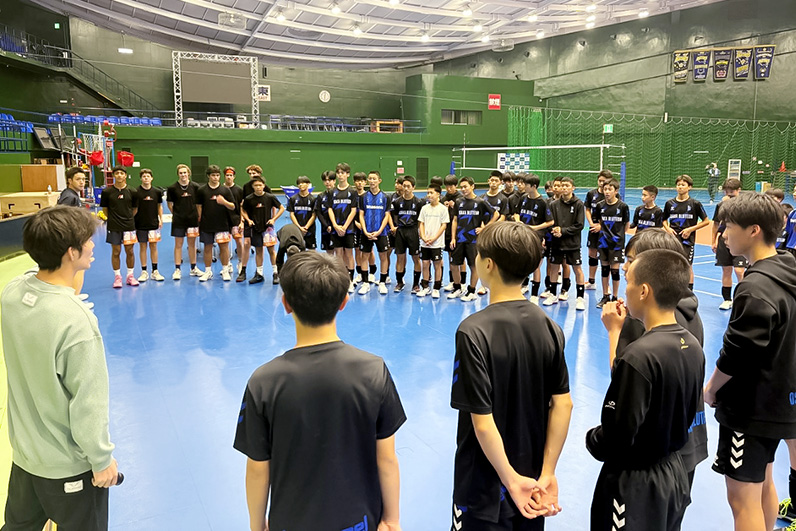 写真:話を聞く選手たち