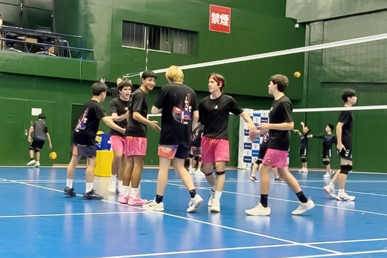 写真:コートに集まる選手たち