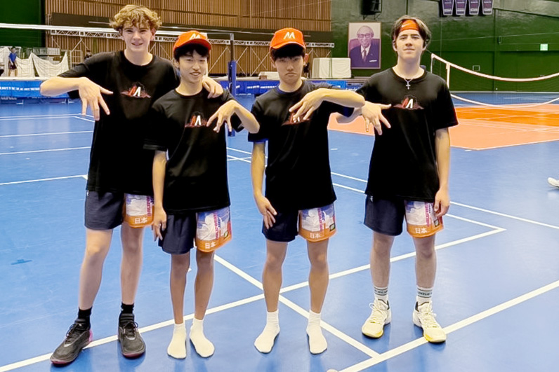 写真:並んでポーズをとるMentor Volleyball Academyと大阪ブルテオンU15の選手