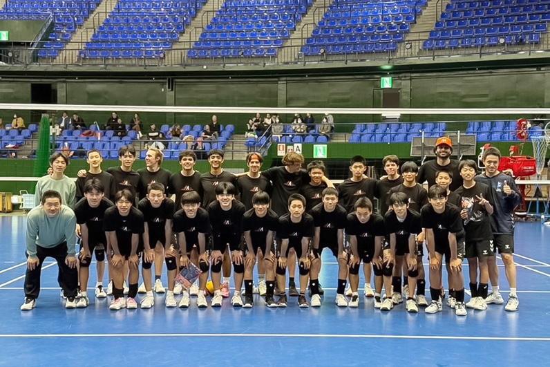 写真:集合写真(大阪ブルテオンU15とMentor Volleyball Academyの選手、スタッフたち)