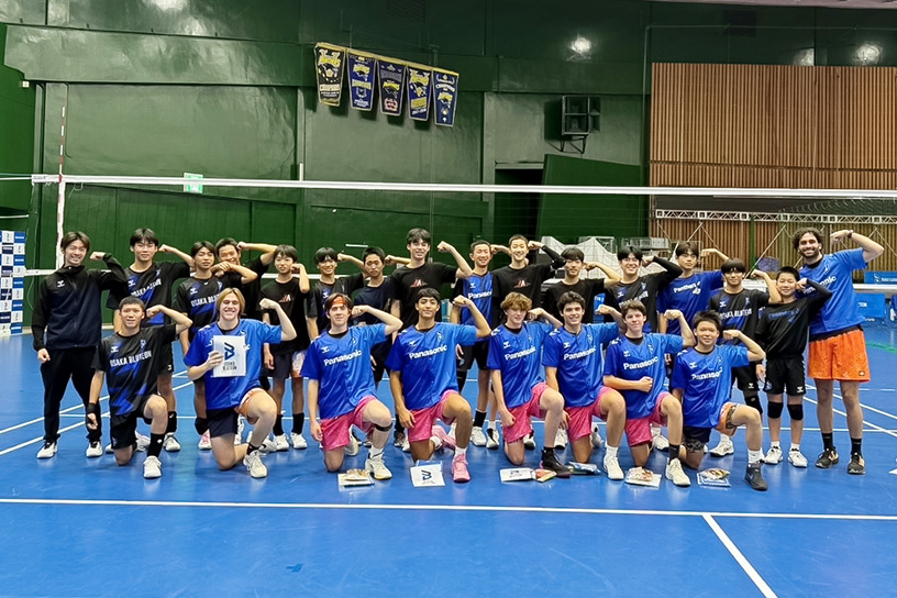 写真:ブルテオンポーズをとった集合写真(大阪ブルテオンU15とMentor Volleyball Academyの選手、スタッフたち)