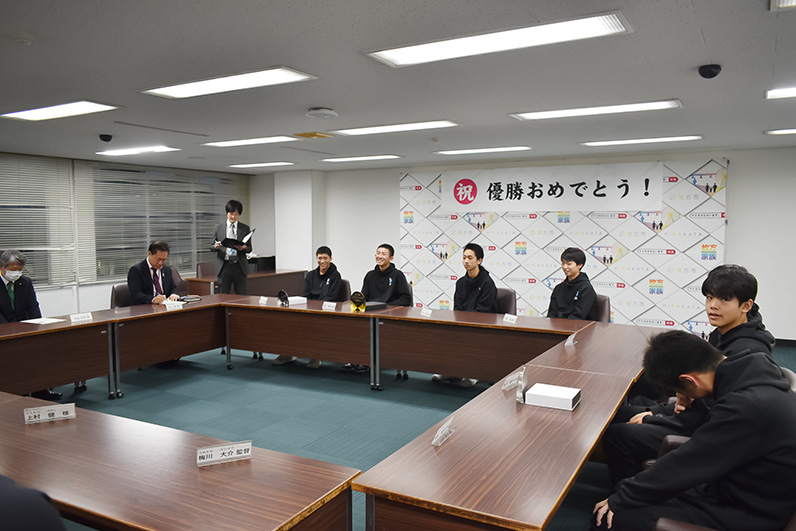 写真：優勝報告の様子