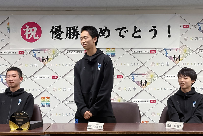 写真：挨拶をする日置選手