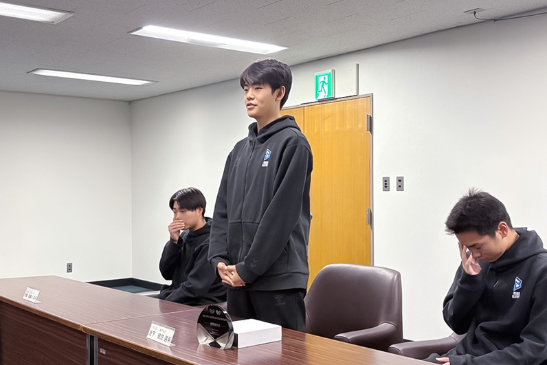 写真：挨拶をする池下選手