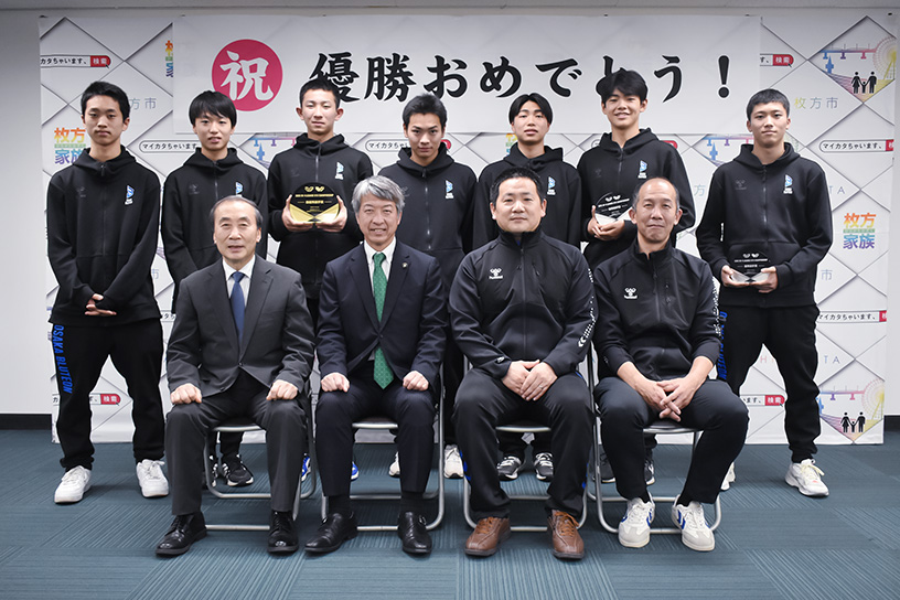 枚方市の職員の方と選手・スタッフの集合写真