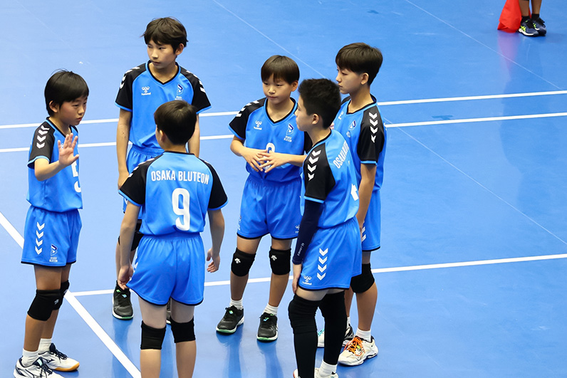 写真：コートに集まる選手たち