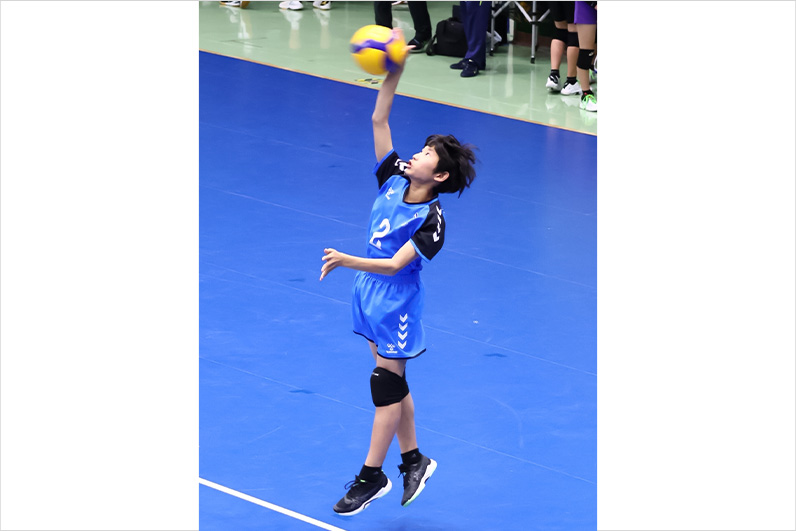 写真：円陣を組んで気合を入れる選手たちの様子