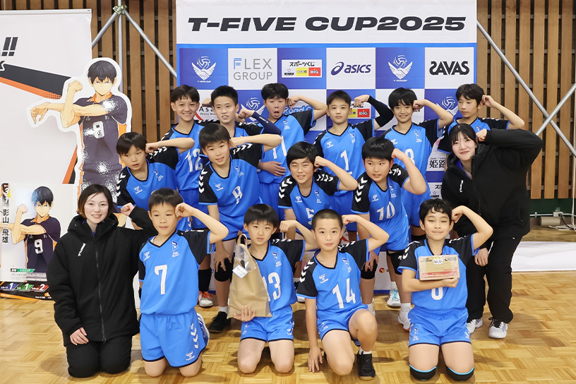 ブルテオンポーズを決めた選手とスタッフの集合写真