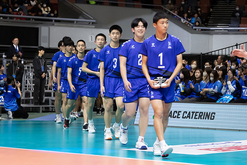 写真：会場に入場する大阪ブルテオンU15の選手たち