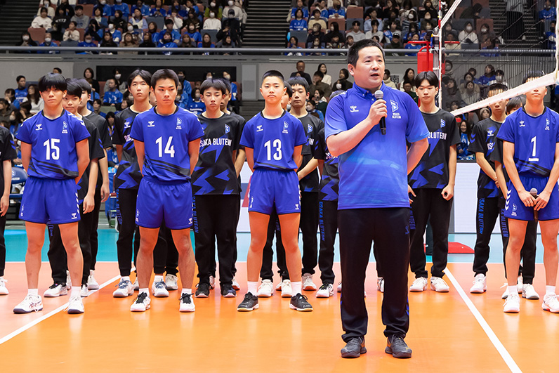 写真：挨拶をする梅川ダイレクター