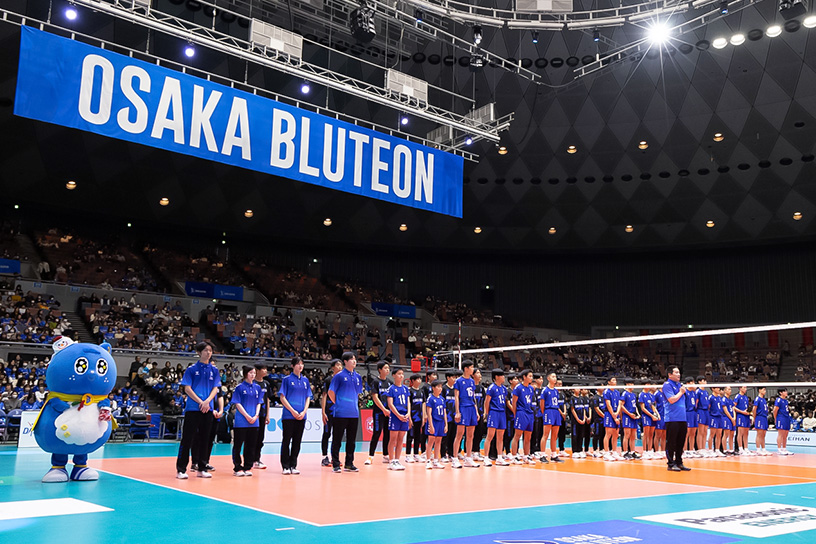 コート上に整列する大阪ブルテオンU15の選手とスタッフ、パピネス