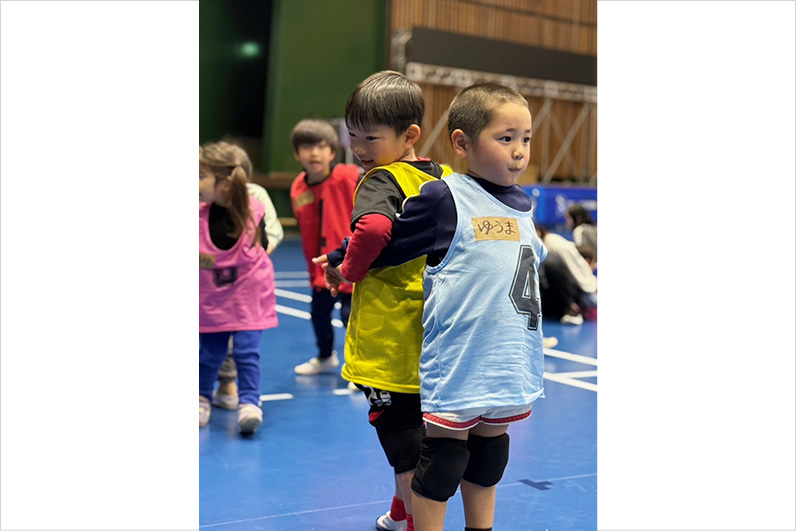 写真：準備運動をする子供たちの様子