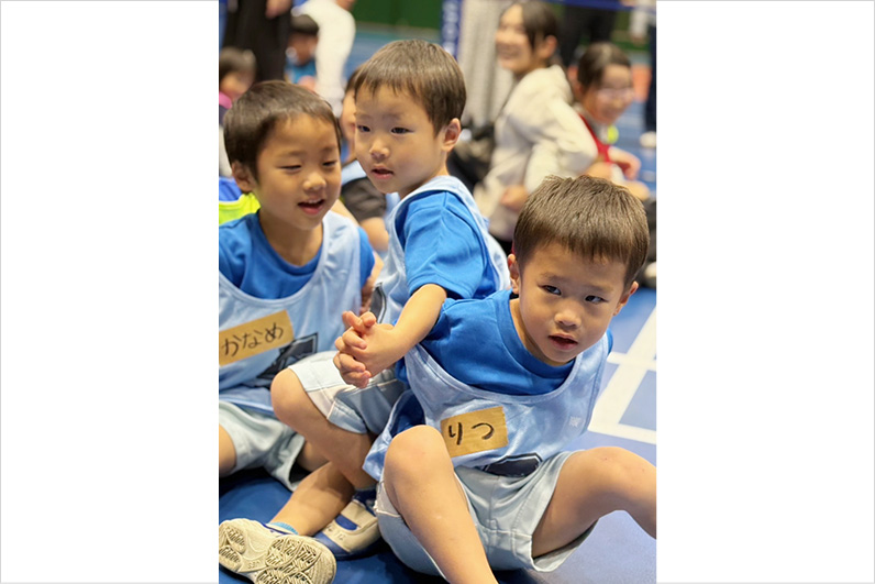 写真：準備運動をする子供たちの様子