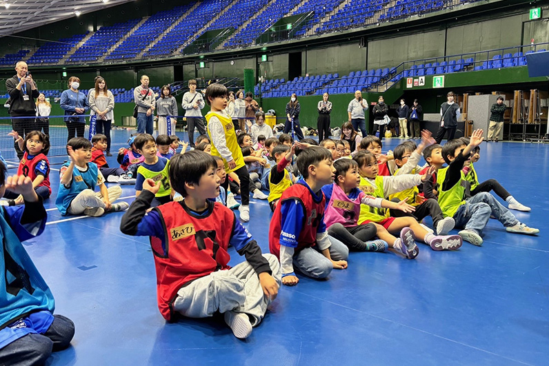 写真：挙手をする子供たち