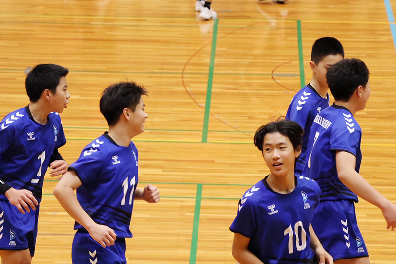 写真：コート上を走る選手たち