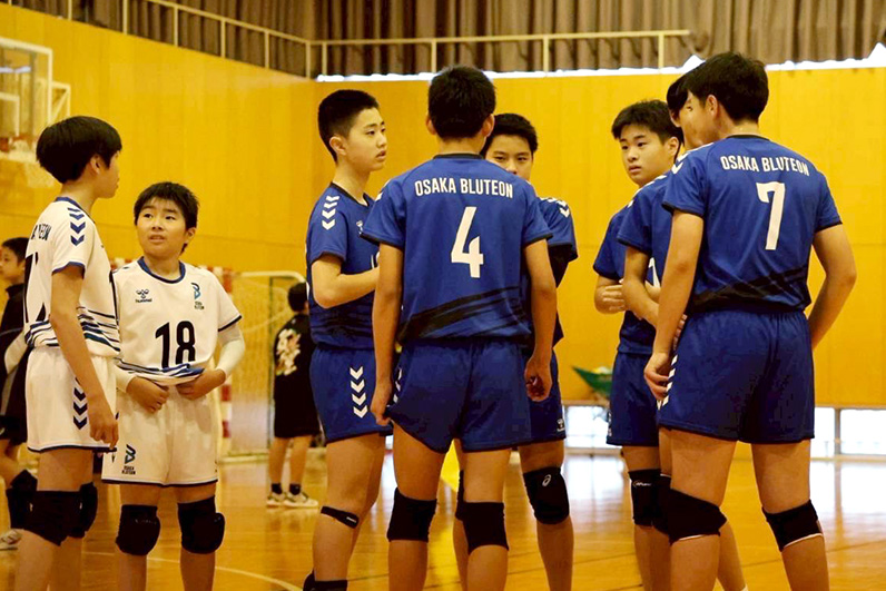 写真：コートに集まる選手たち