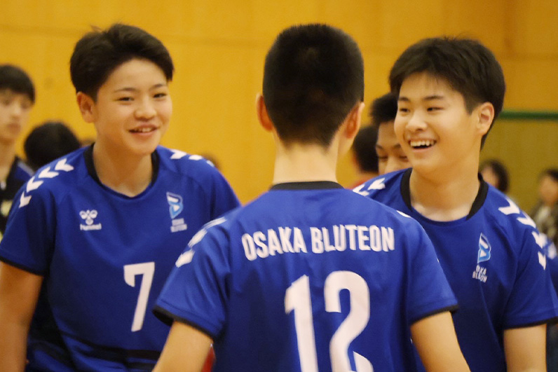 写真：コートに集まる選手たち