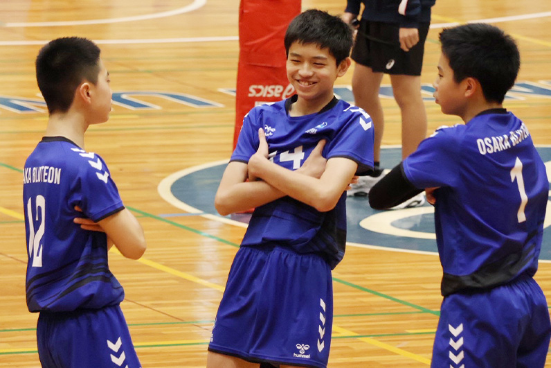 写真：コートに集まる選手たち