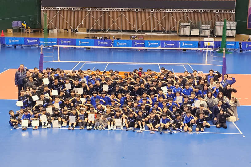 ブルテオンポーズをした選手・保護者とスタッフの集合写真