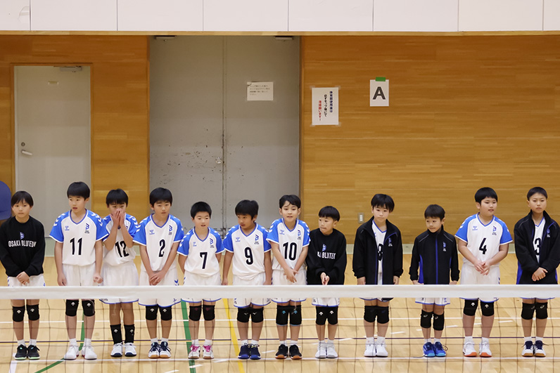 写真：コートに整列する選手たち