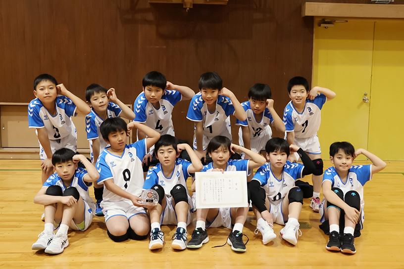 表彰状を手にブルテオンポーズをした新人大会出場選手の集合写真