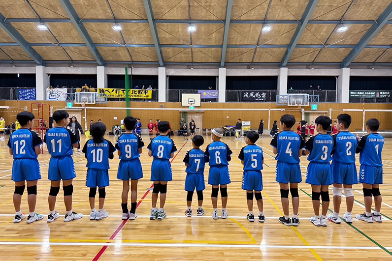 写真：コートに整列する選手たち