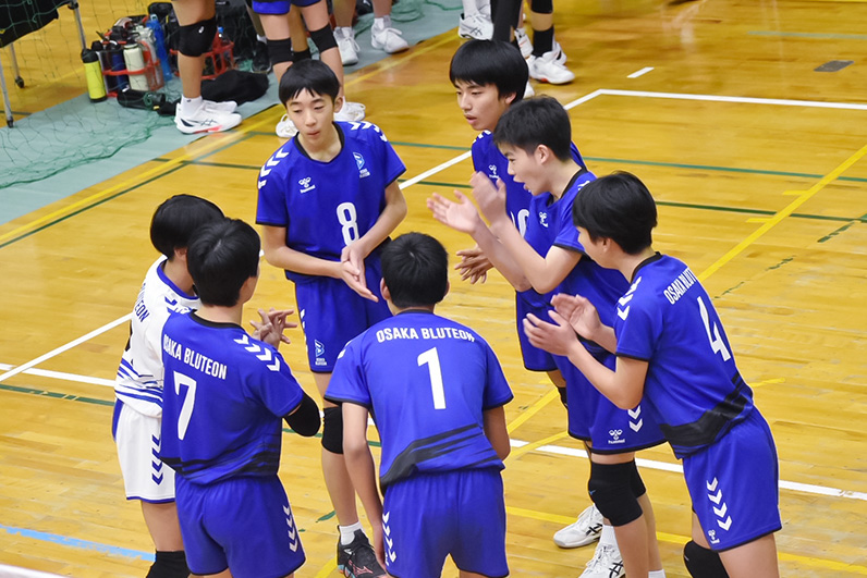 写真：コートで円陣を組む選手たち