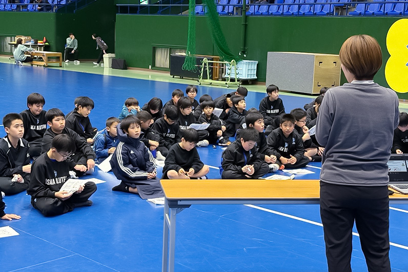 写真：講習を受けるU12の選手たちの様子