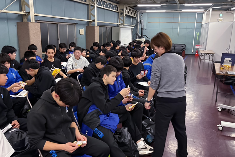写真：講習を受けるU15の選手たちの様子