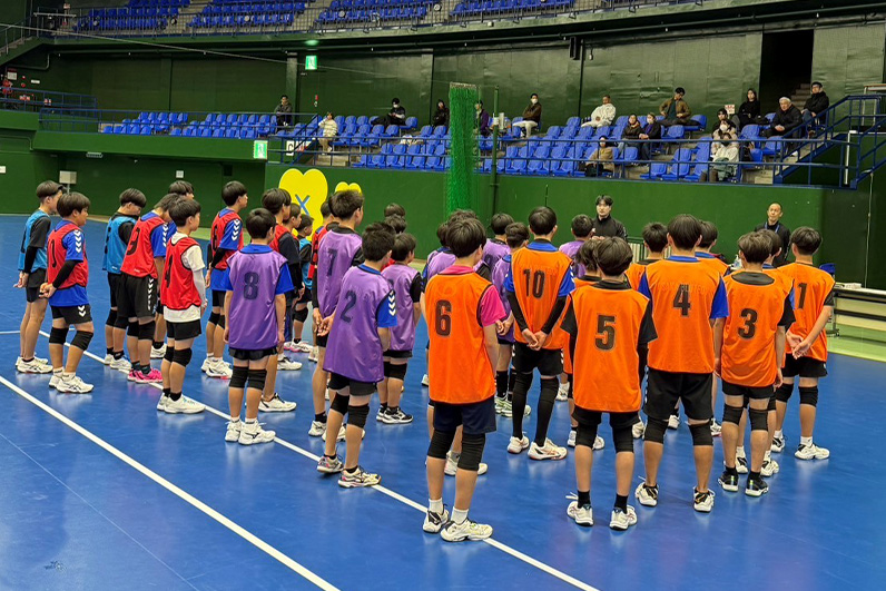 写真:話を聞く参加者たち