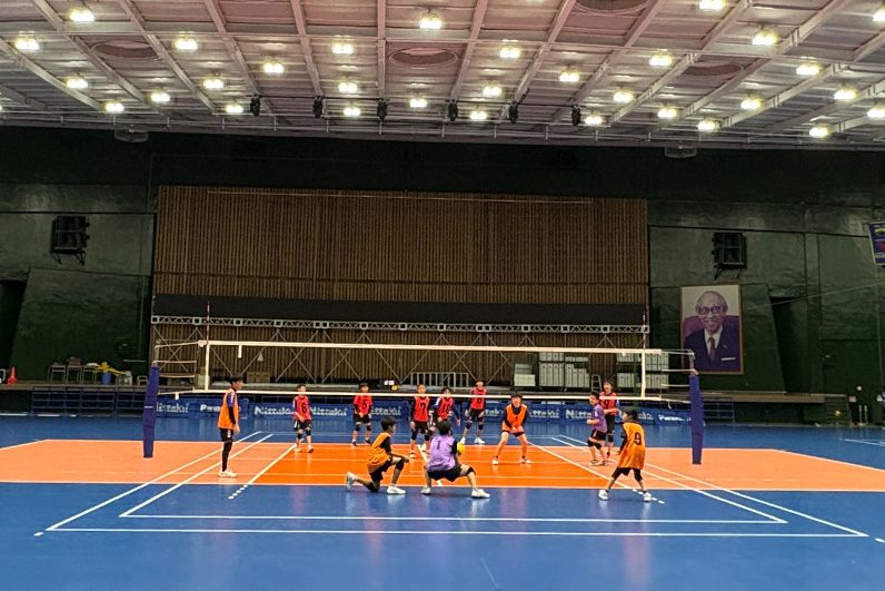 写真:コートでプレーする参加者たちの様子