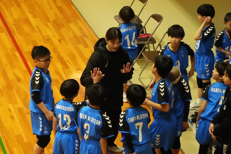 写真：コーチの話を聞く選手たち