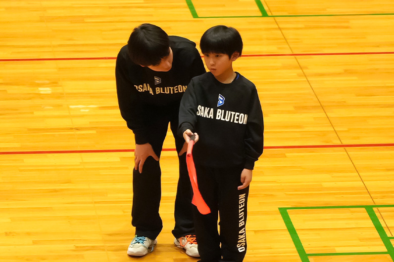 写真：ラインズマンを担当する選手の様子