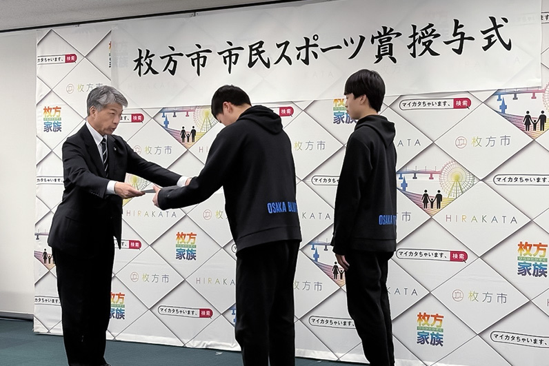 写真：伏見市長から表彰を受ける南部選手と吉田選手