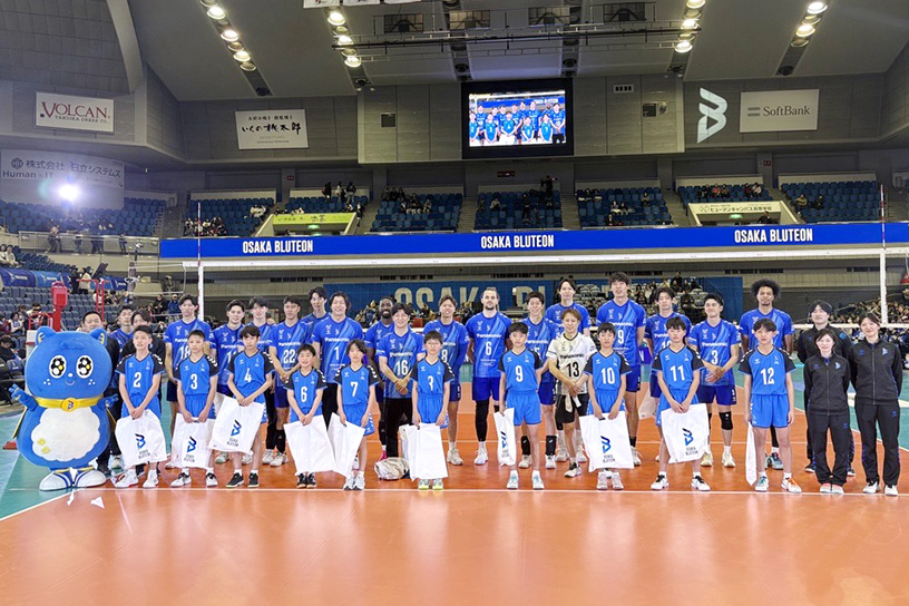 写真:大阪ブルテオンとU12の選手、スタッフの集合写真