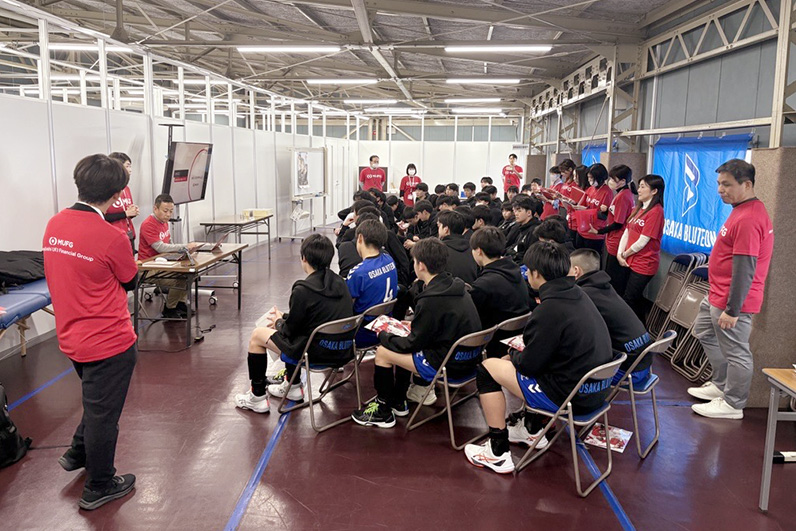 写真：講習を受けるU12の選手たちの様子