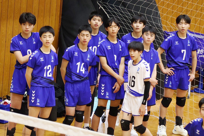 写真:コート外から試合を見るU15の選手たち