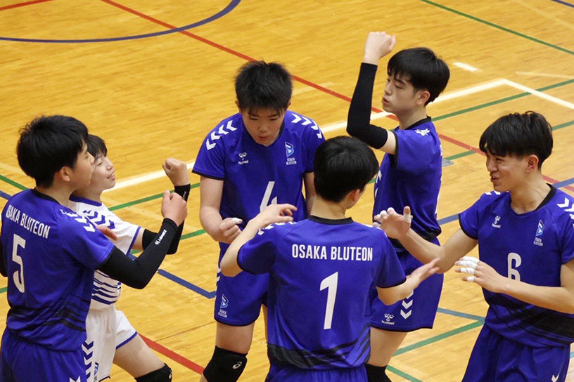写真:コートに集まるU15の選手たち