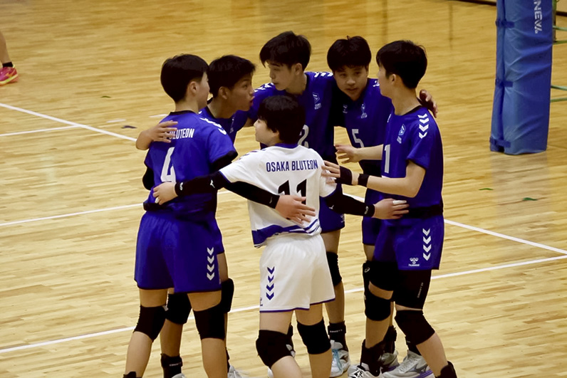 写真：円陣を組む選手たち