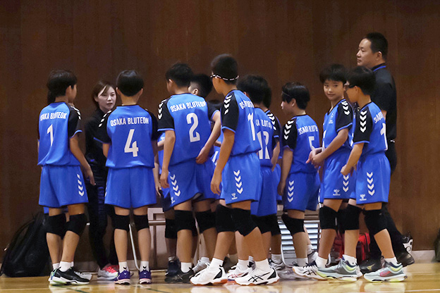 写真：円陣を組む選手たち