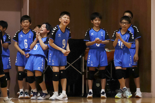 写真：応援をする選手たち