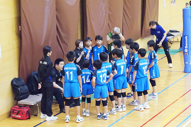 写真：監督の話を聞く選手たち