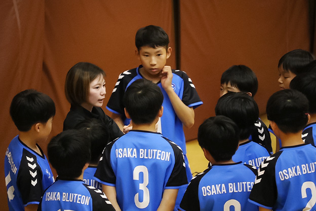 写真：監督の話を聞く選手たち