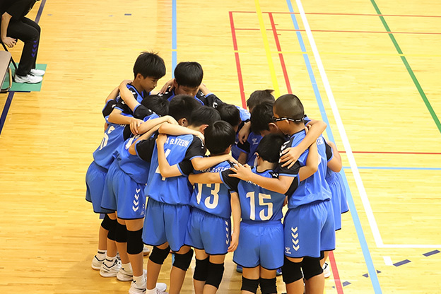 写真：円陣を組む選手たち