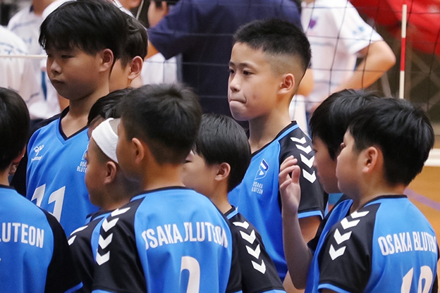 写真：話を聞いている選手たち