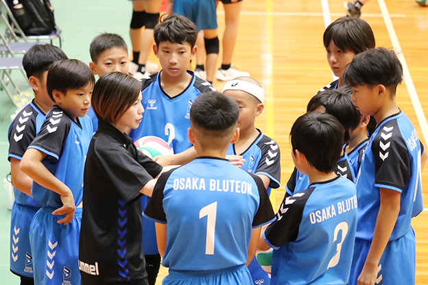 写真：監督の話を聞く選手たち