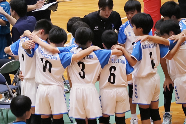 写真：円陣を組む選手たち